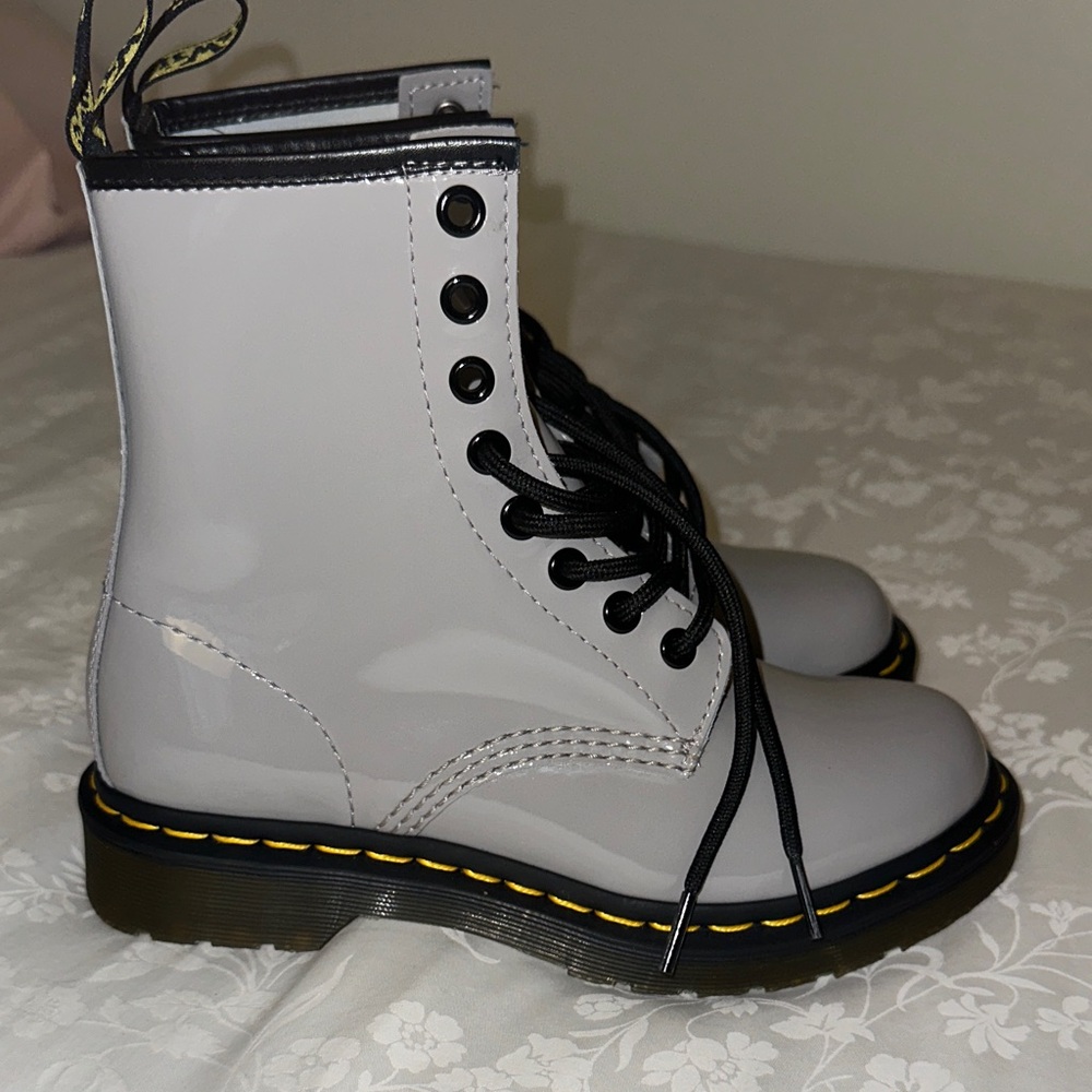 NEW‎ DR. MARTENS WOMEN'S PATENT LEATHER GRAY COMBAT MOTO BOOTS Sz 5